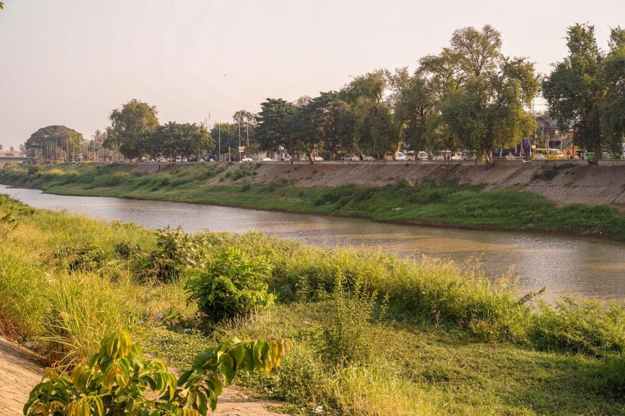 Royal Hotel Battambang Exterior photo